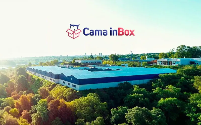 Vista aérea da fábrica da Cama InBox, com o logotipo da marca sobreposto