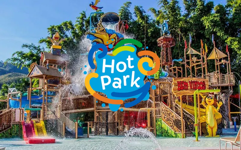 Área de brinquedos aquáticos do Hot Park, com o logotipo do parque sobreposto