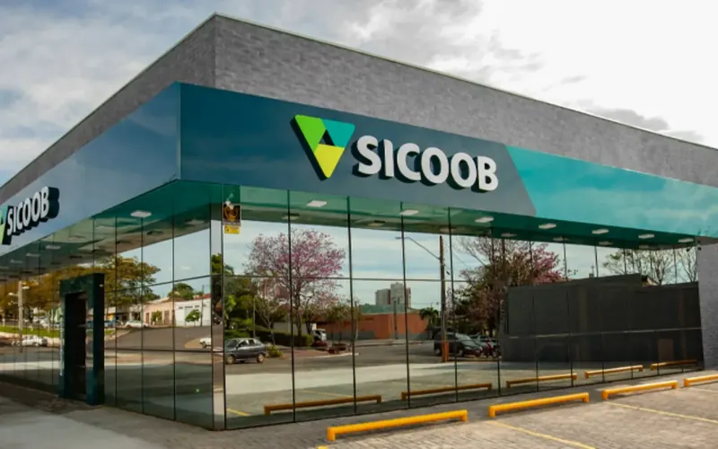 Fachada de vidro de uma agência do Sicoob Credicitrus